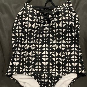 Xl black and white printed swimsuit